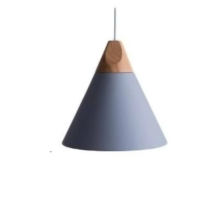 Lampa wisząca z drewnem i metalowym stożkiem
