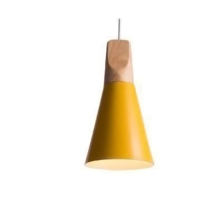 Lampa wisząca z drewnem i metalowym stożkiem
