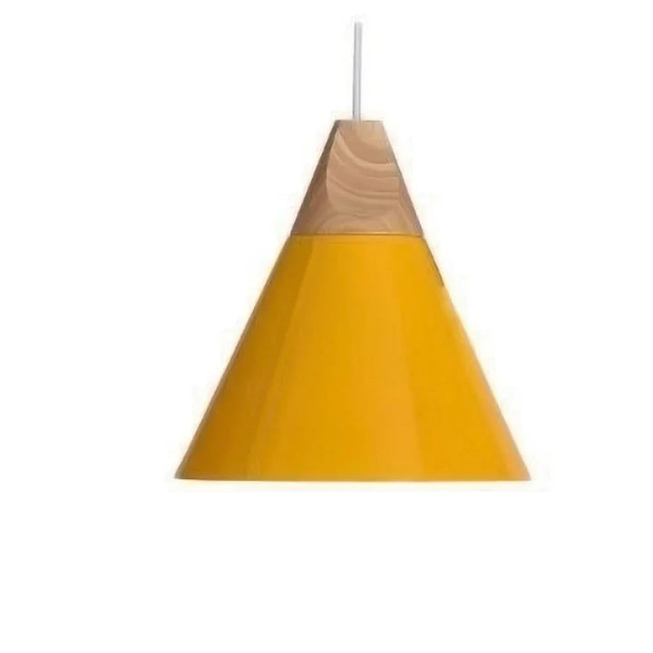 Lampa wisząca z drewnem i metalowym stożkiem