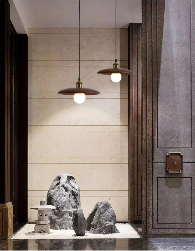 Lampa wisząca z drewnianym kloszem talerzowym i metalową oprawą