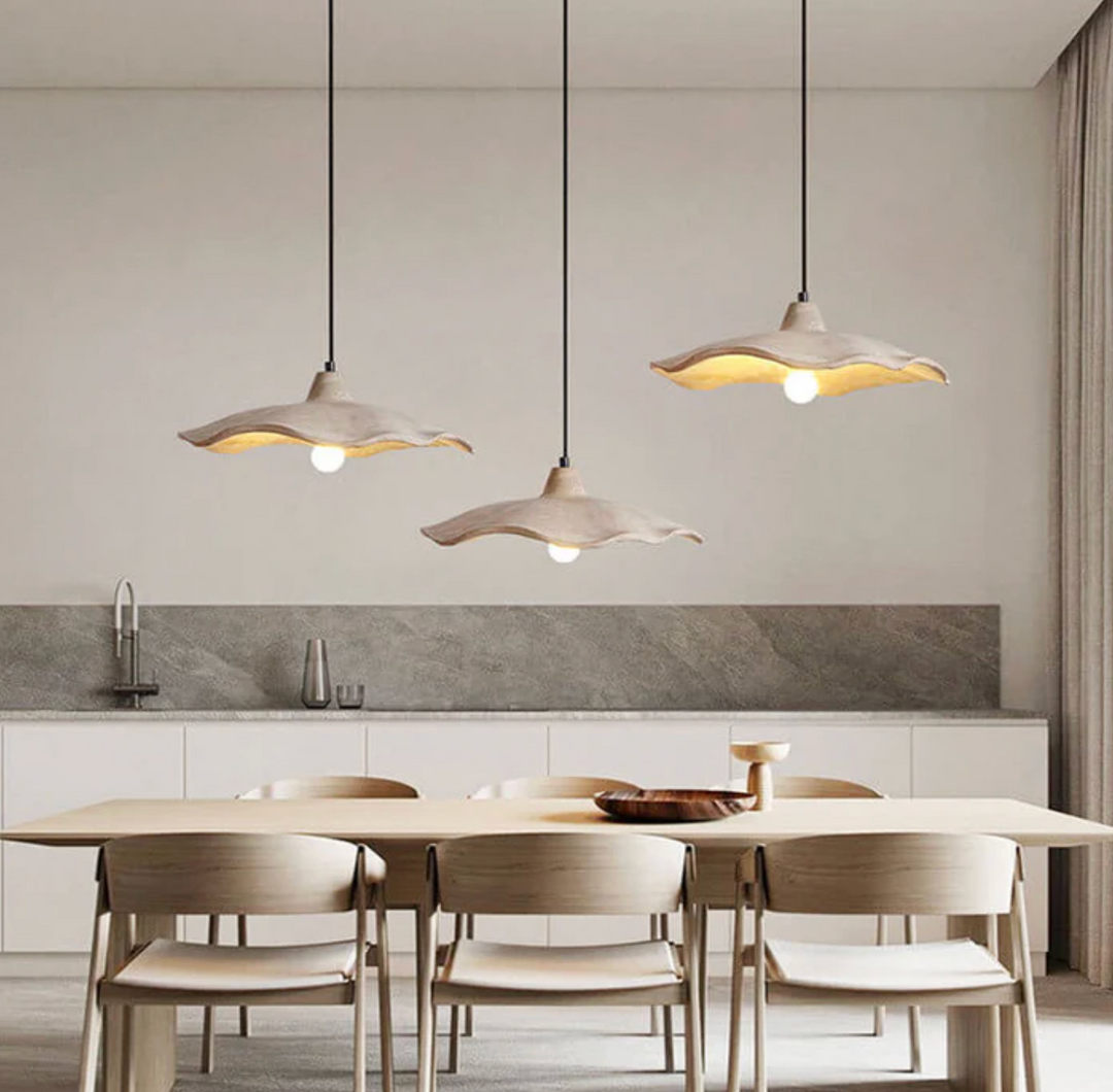 Lampa wisząca z falistym betonowym kloszem