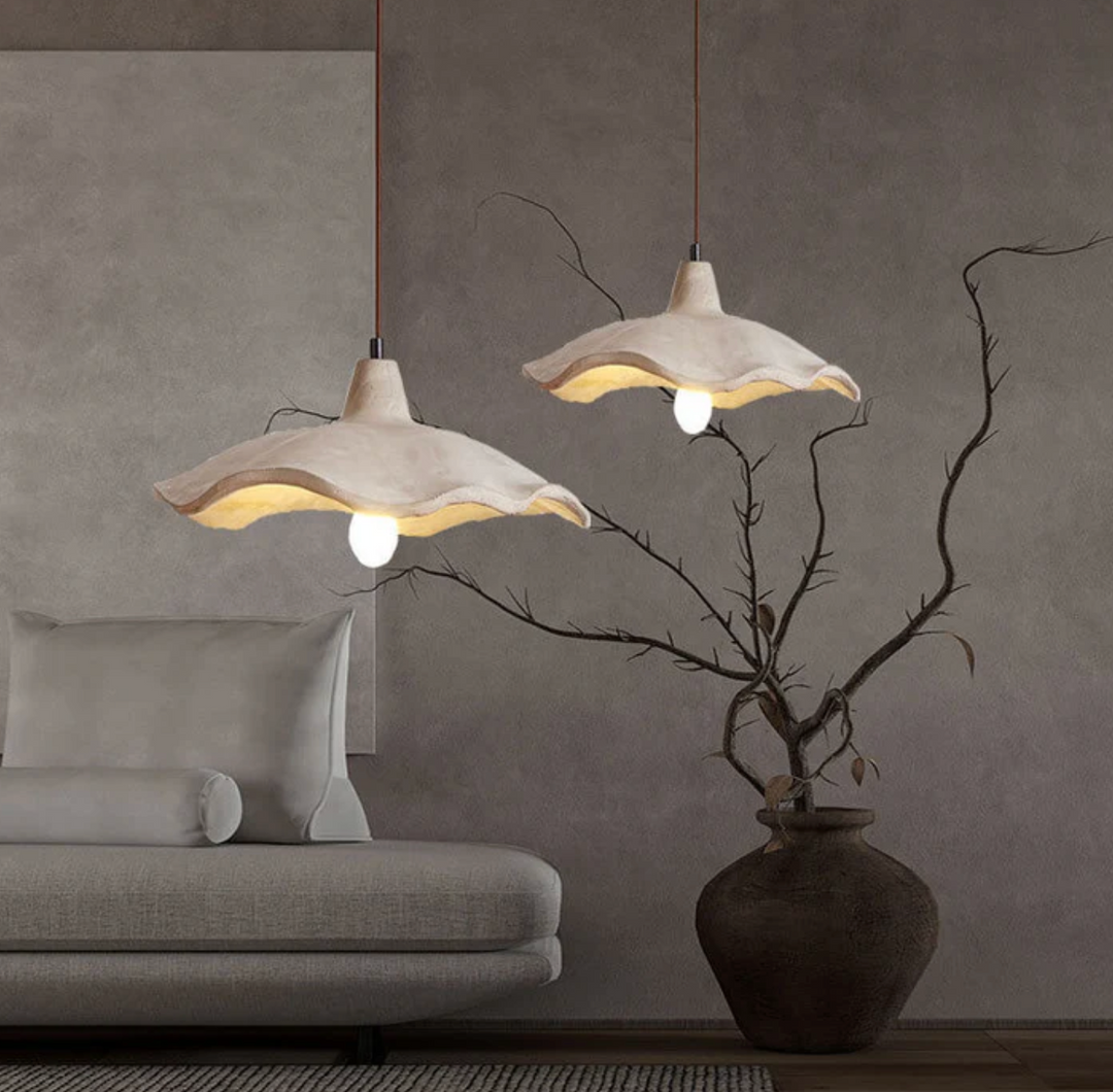 Lampa wisząca z falistym betonowym kloszem