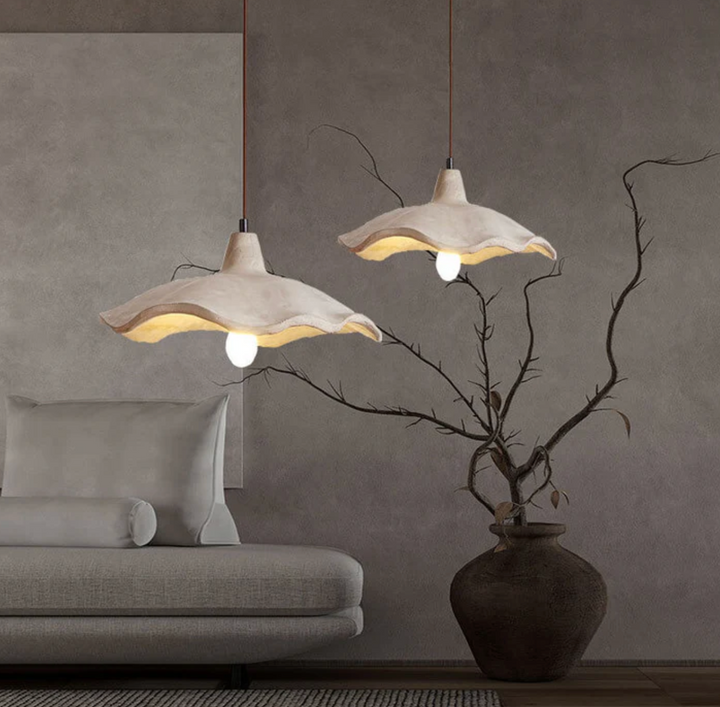 Lampa wisząca z falistym betonowym kloszem