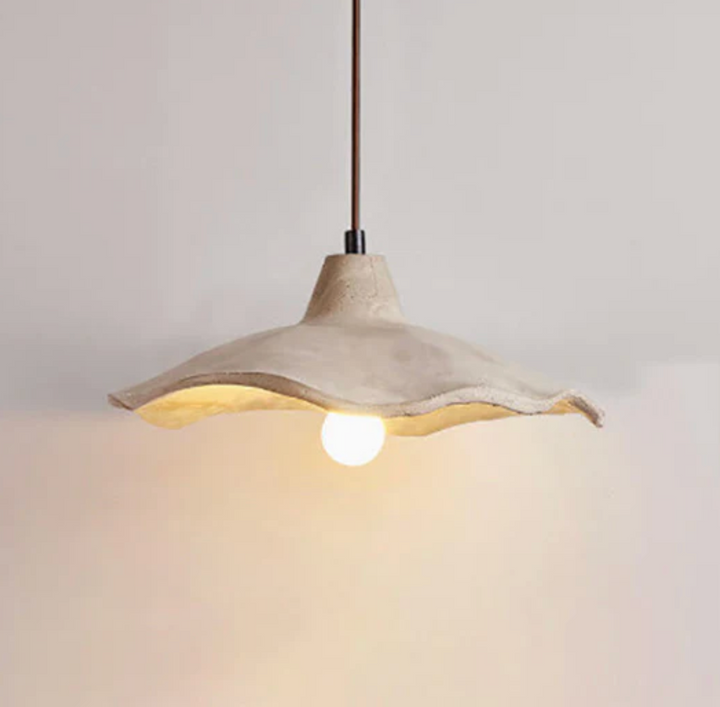 Lampa wisząca z falistym betonowym kloszem