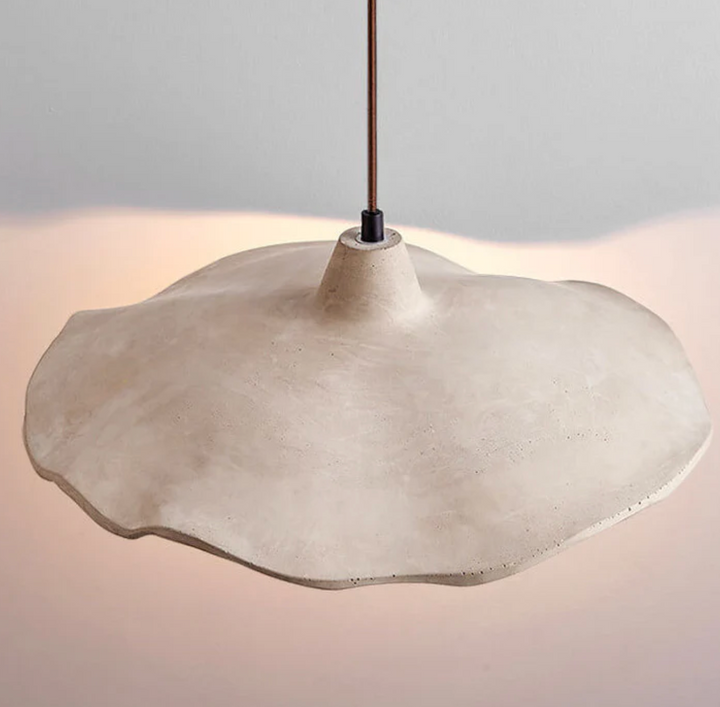Lampa wisząca z falistym betonowym kloszem