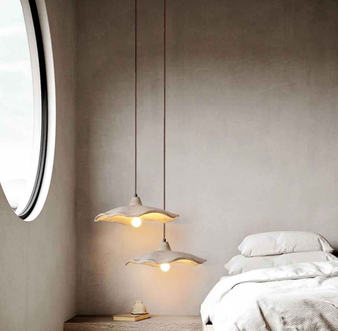 Lampa wisząca z falistym betonowym kloszem