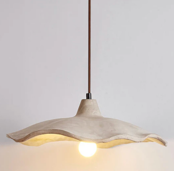 Lampa wisząca z falistym betonowym kloszem