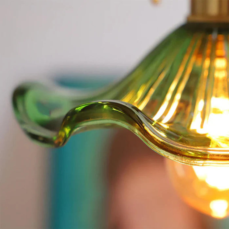 Lampa wisząca z falistym szklanym kloszem