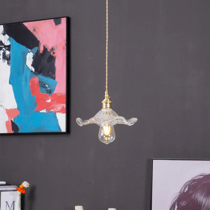 Lampa wisząca z falistym szklanym kloszem