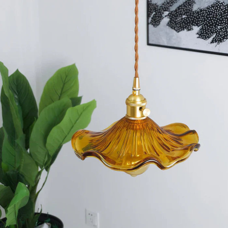 Lampa wisząca z falistym szklanym kloszem