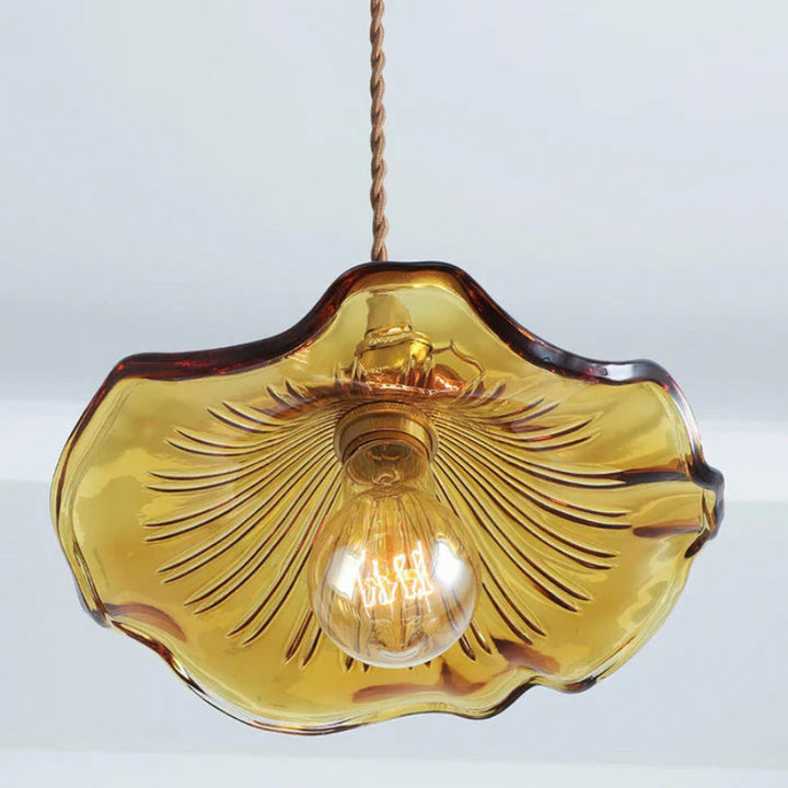 Lampa wisząca z falistym szklanym kloszem