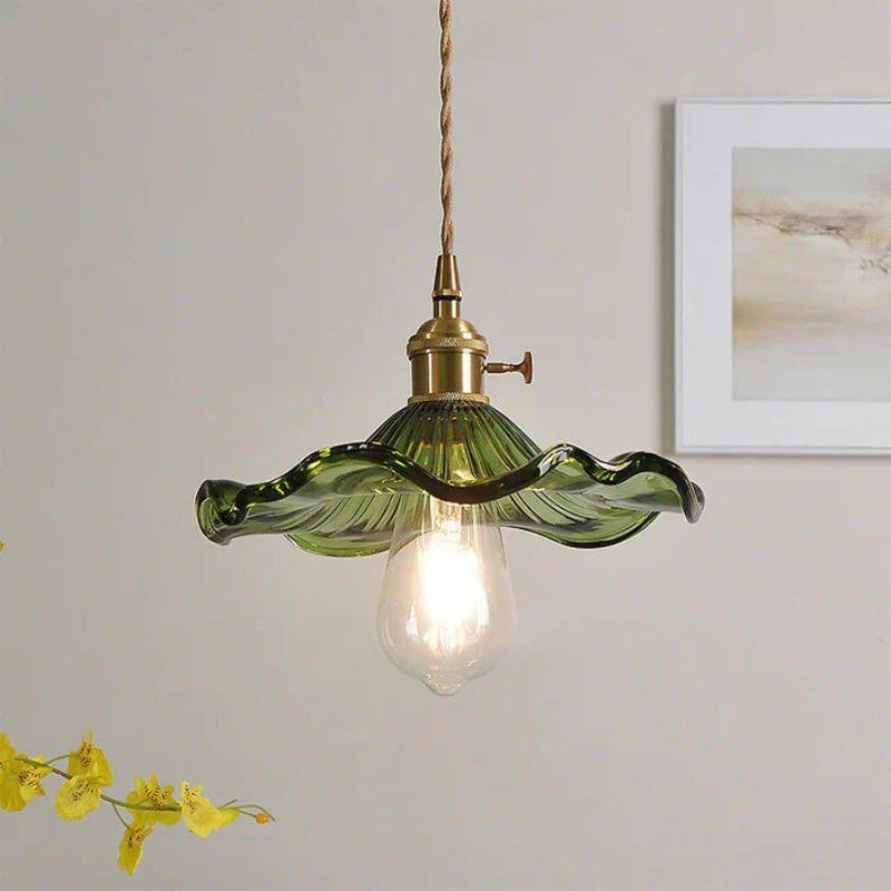 Lampa wisząca z falistym szklanym kloszem