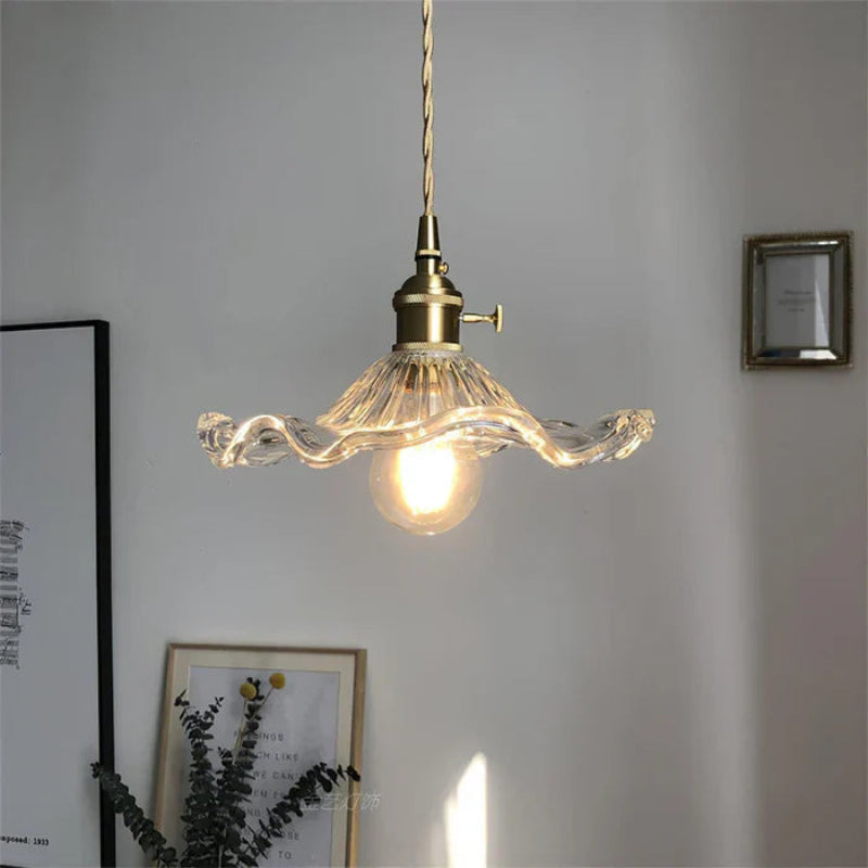 Lampa wisząca z falistym szklanym kloszem
