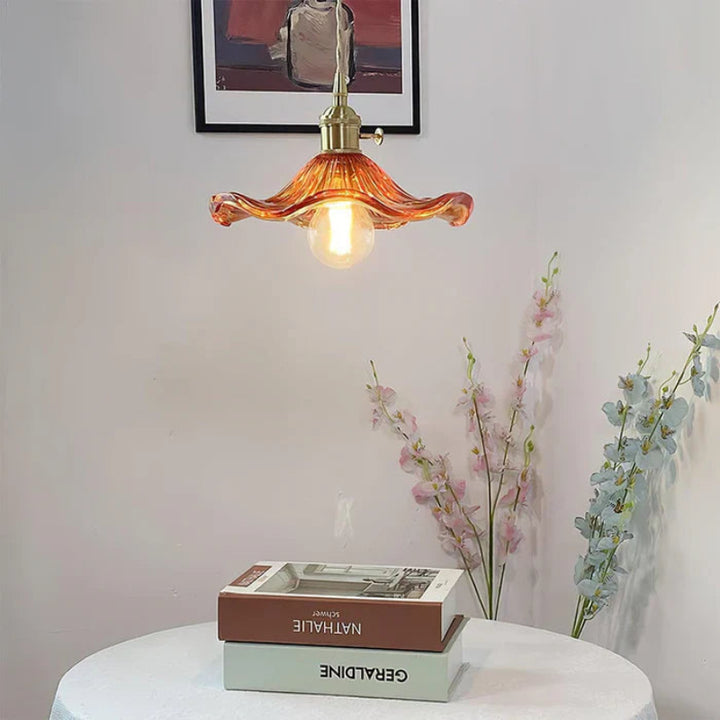 Lampa wisząca z falistym szklanym kloszem