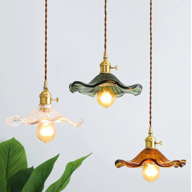 Lampa wisząca z falistym szklanym kloszem