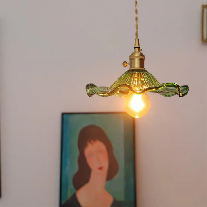 Lampa wisząca z falistym szklanym kloszem