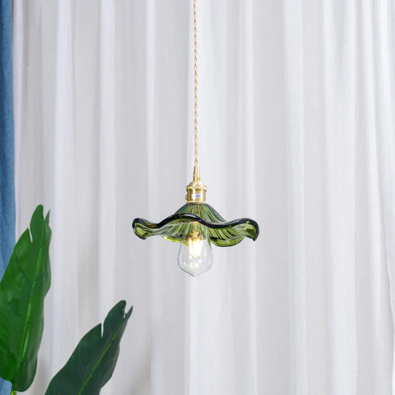 Lampa wisząca z falistym szklanym kloszem