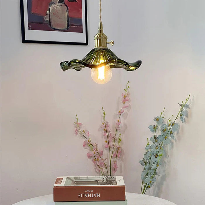 Lampa wisząca z falistym szklanym kloszem
