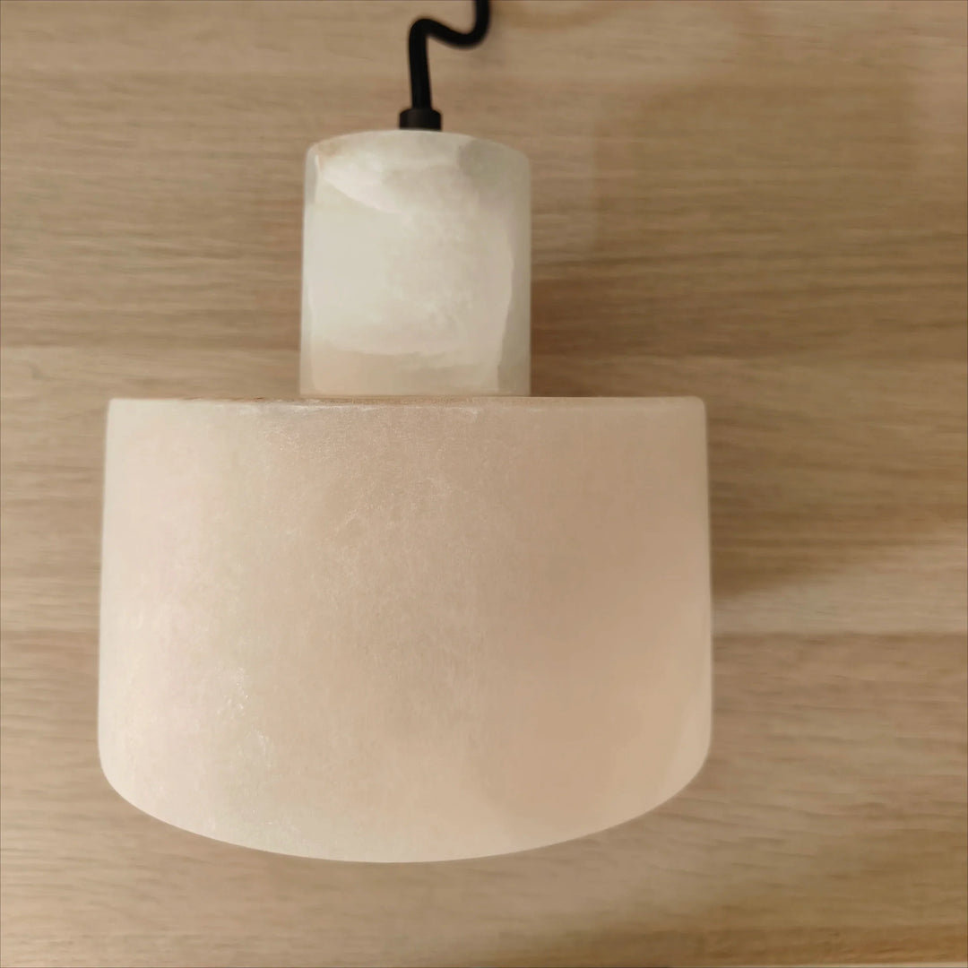 Lampa wisząca z kamiennym kloszem