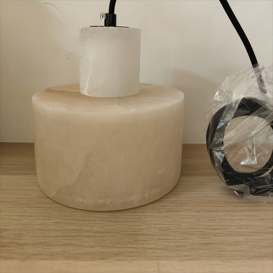Lampa wisząca z kamiennym kloszem