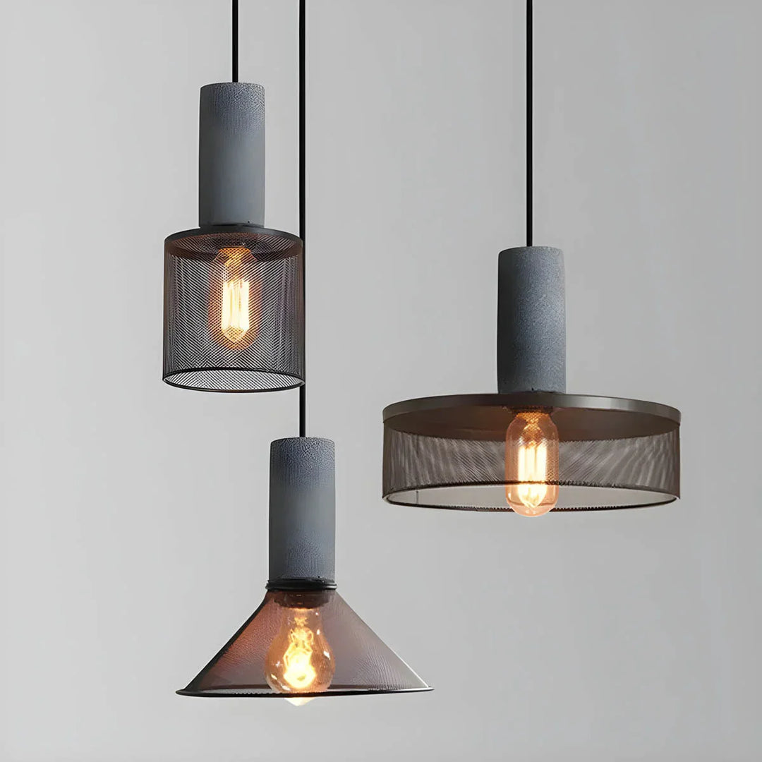 Lampa wisząca z kloszami ze szkła i oprawą przypominającą beton