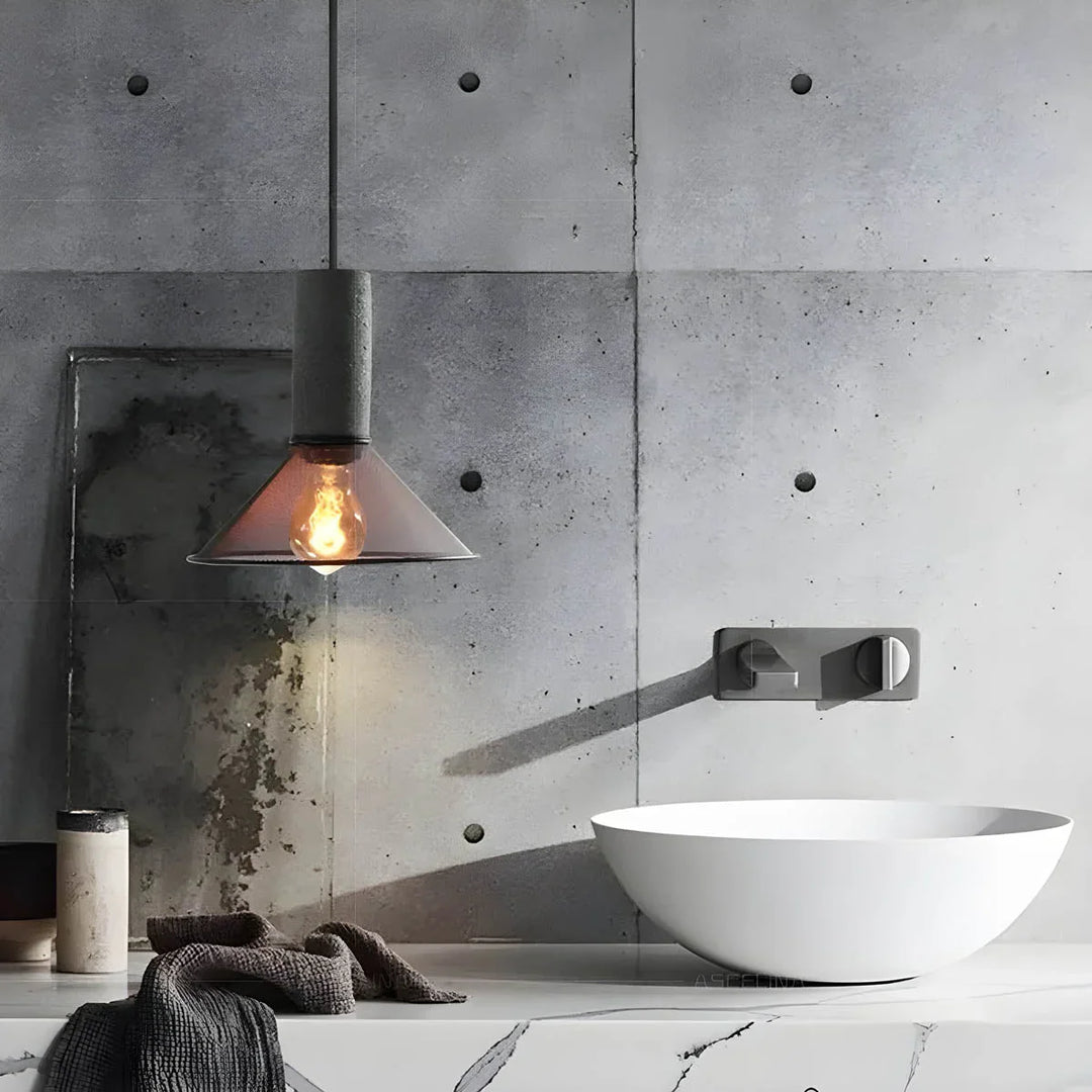 Lampa wisząca z kloszami ze szkła i oprawą przypominającą beton