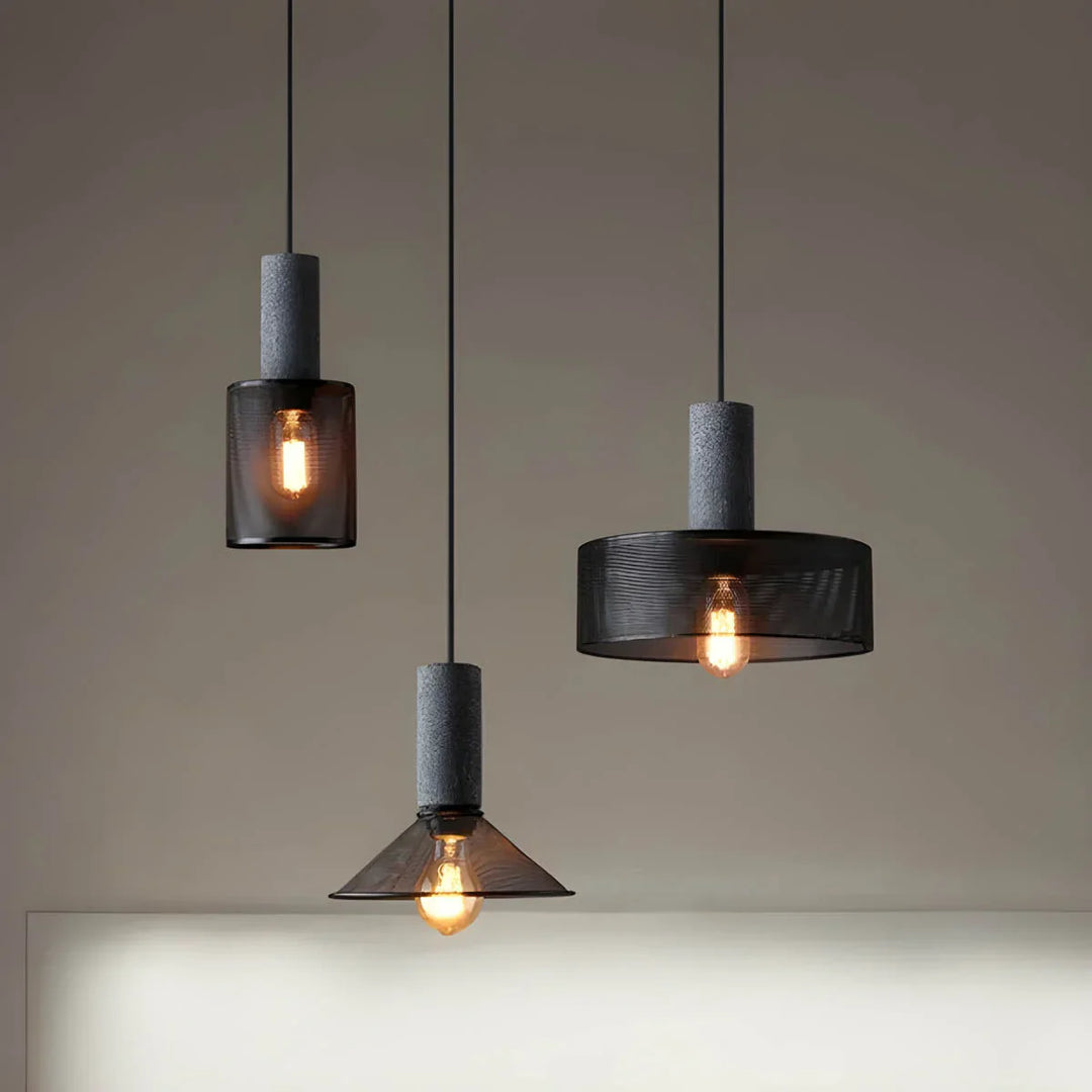 Lampa wisząca z kloszami ze szkła i oprawą przypominającą beton