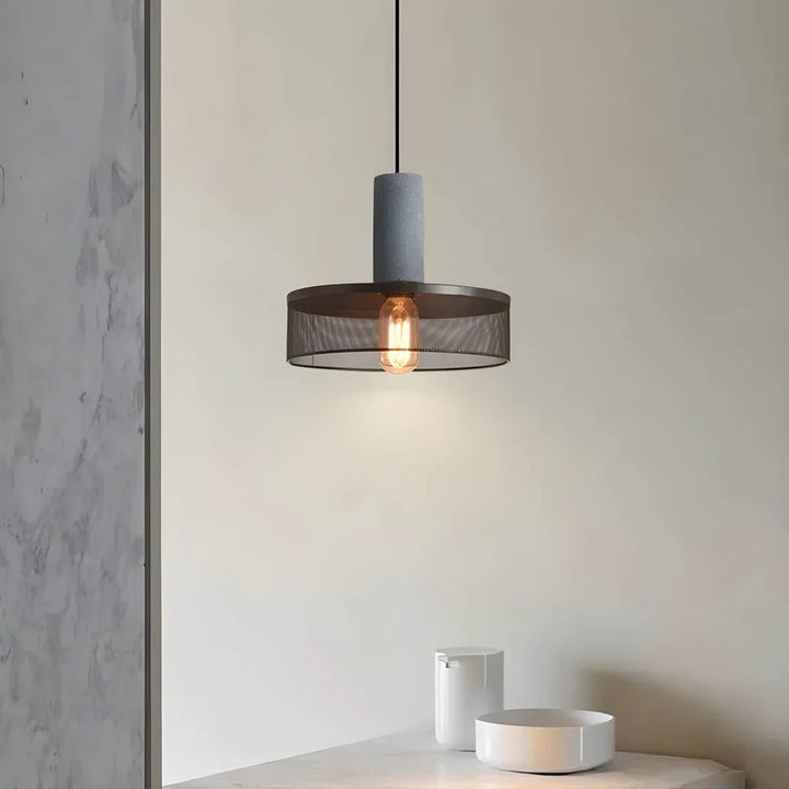 Lampa wisząca z kloszami ze szkła i oprawą przypominającą beton