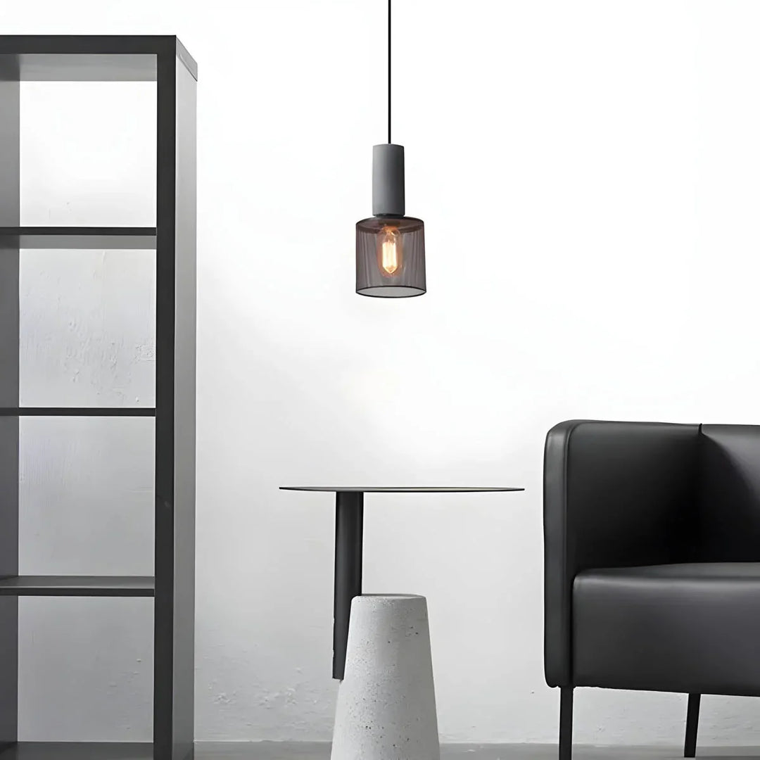 Lampa wisząca z kloszami ze szkła i oprawą przypominającą beton