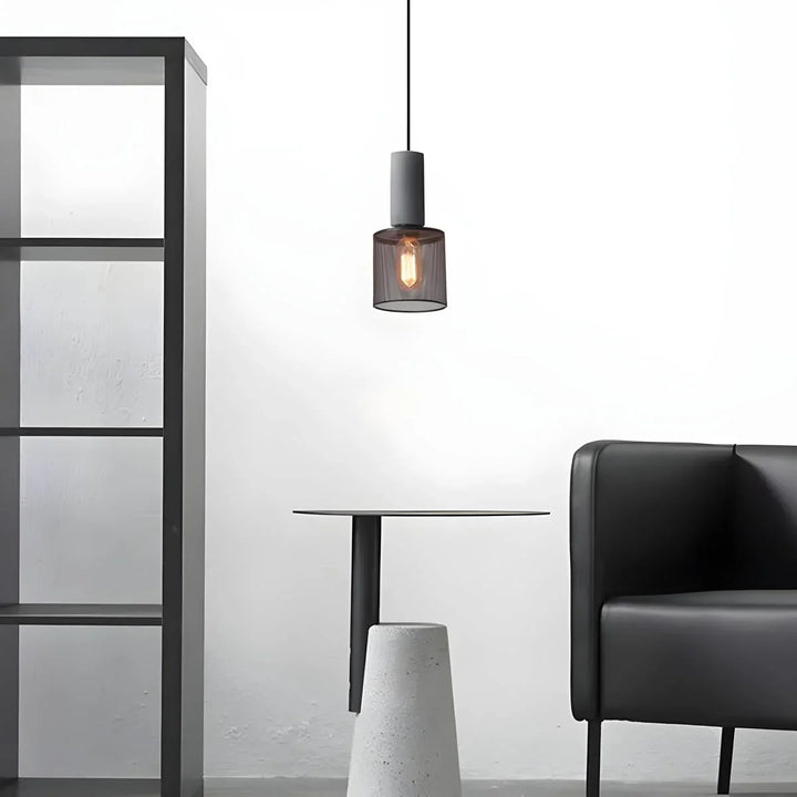 Lampa wisząca z kloszami ze szkła i oprawą przypominającą beton