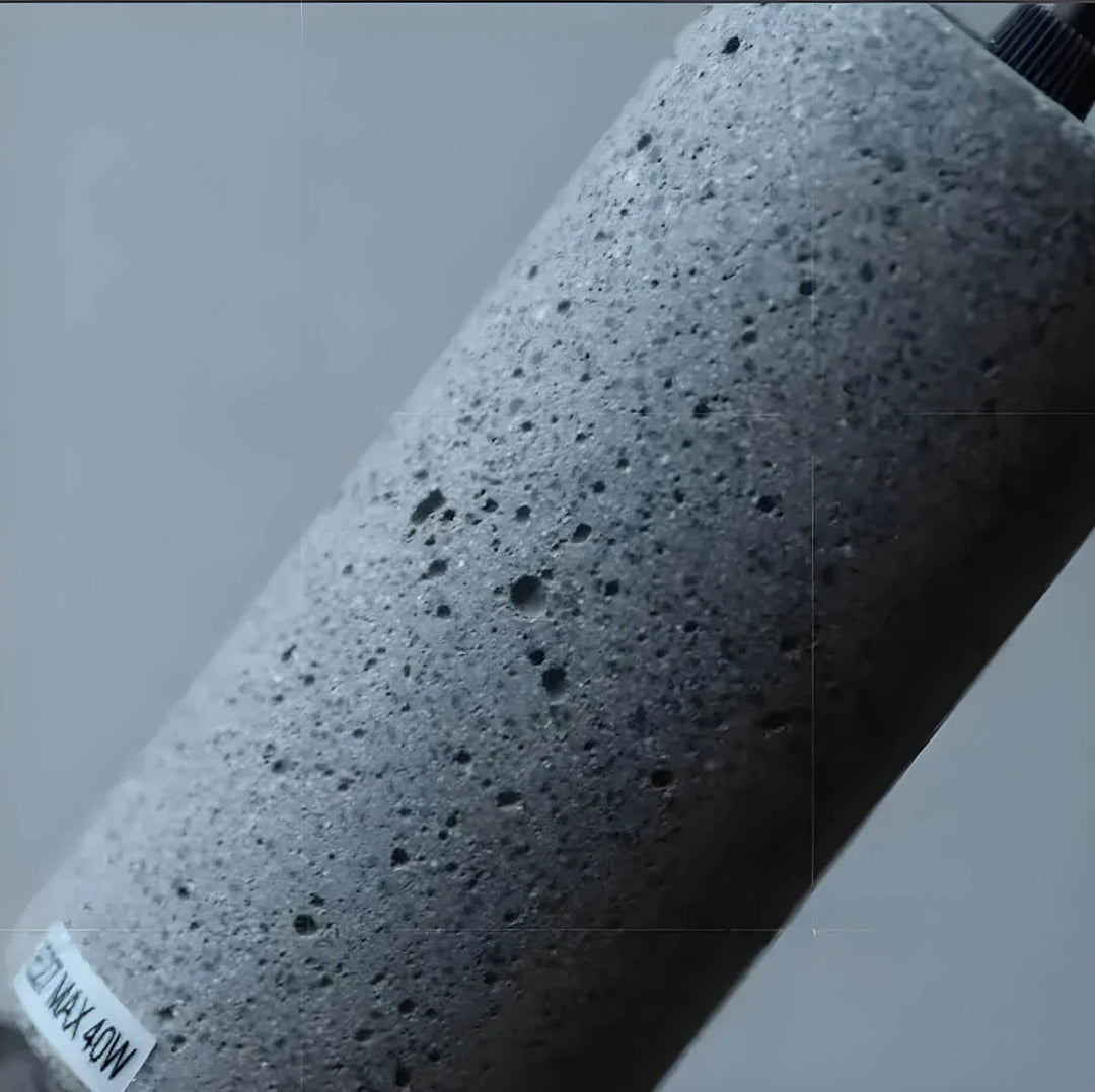 Lampa wisząca z kloszami ze szkła i oprawą przypominającą beton