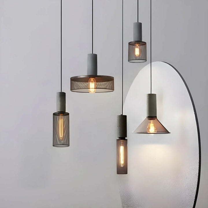 Lampa wisząca z kloszami ze szkła i oprawą przypominającą beton