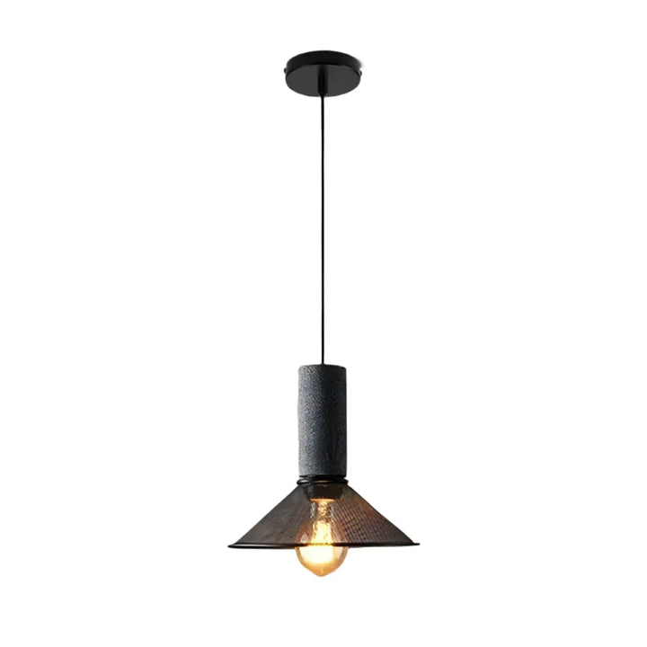 Lampa wisząca z kloszami ze szkła i oprawą przypominającą beton