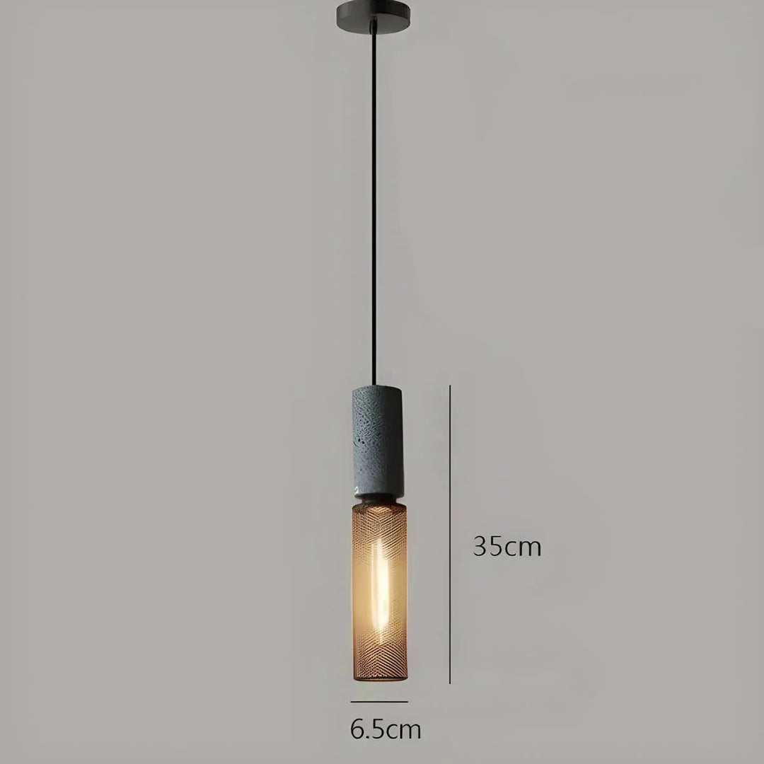Lampa wisząca z kloszami ze szkła i oprawą przypominającą beton