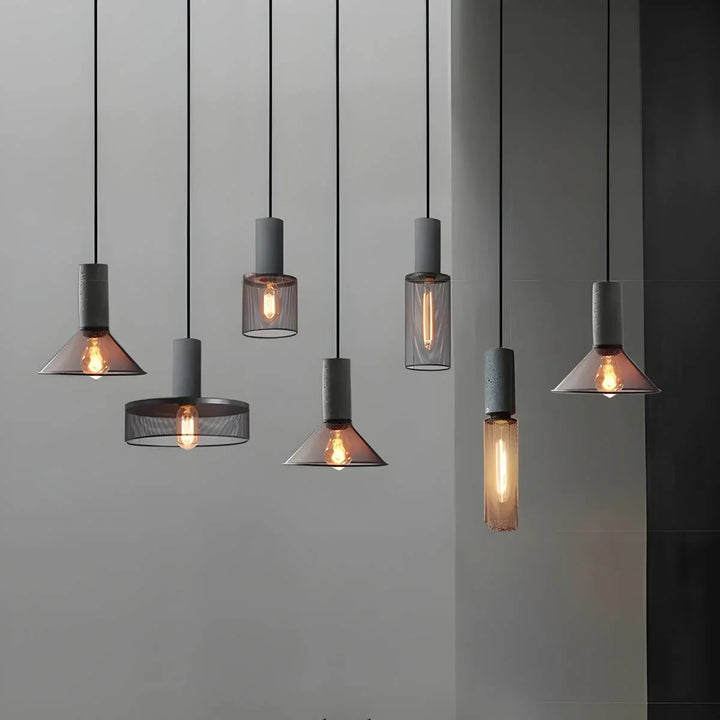 Lampa wisząca z kloszami ze szkła i oprawą przypominającą beton