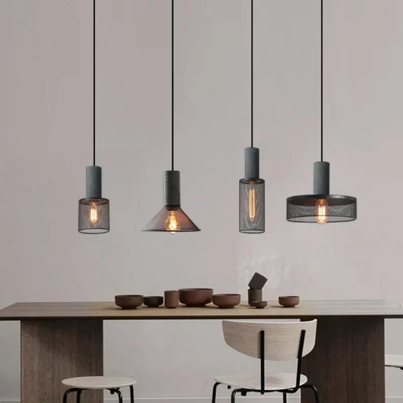 Lampa wisząca z kloszami ze szkła i oprawą przypominającą beton