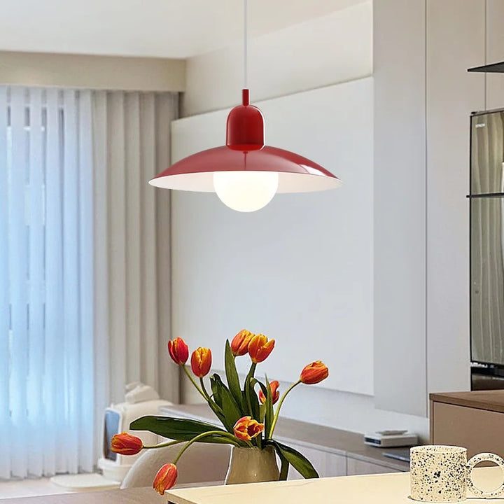 Lampa wisząca z kloszem w kształcie kopuły i centralną osłoną żarówki