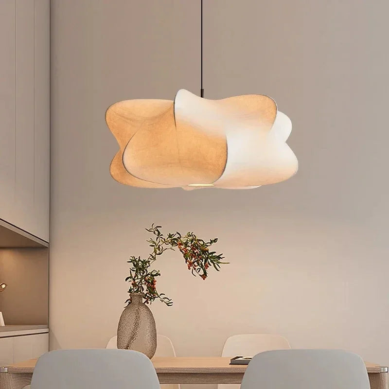 Lampa wisząca z kloszem z tkaniny o nieregularnym kształcie
