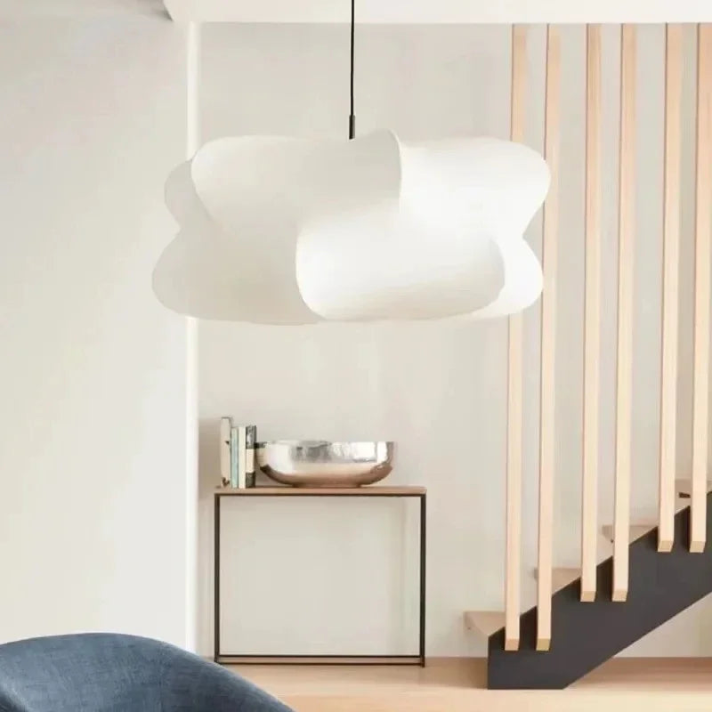 Lampa wisząca z kloszem z tkaniny o nieregularnym kształcie