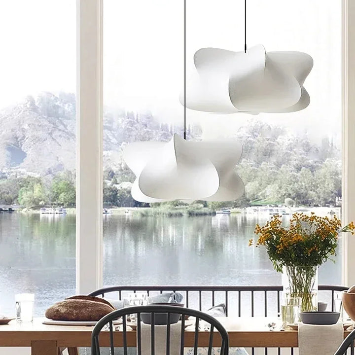 Lampa wisząca z kloszem z tkaniny o nieregularnym kształcie