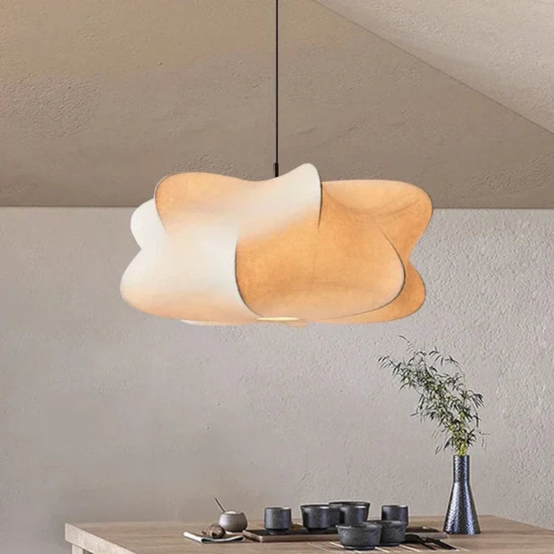 Lampa wisząca z kloszem z tkaniny o nieregularnym kształcie