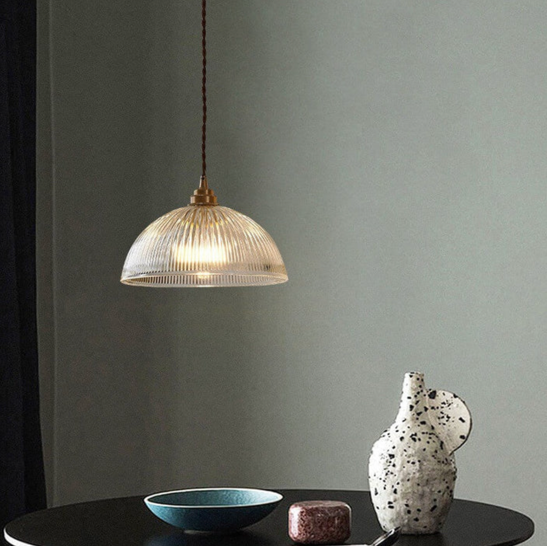 Lampa wisząca z kloszem ze szkła ryflowanego i mosiężnym mocowaniem