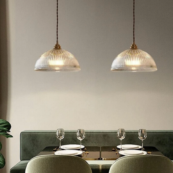 Lampa wisząca z kloszem ze szkła ryflowanego i mosiężnym mocowaniem
