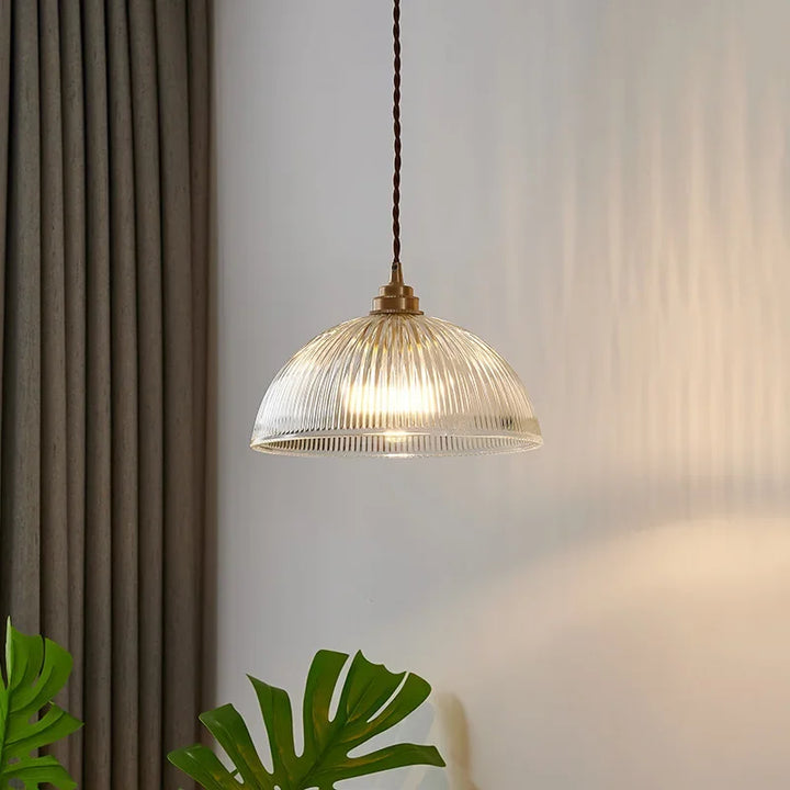 Lampa wisząca z kloszem ze szkła ryflowanego i mosiężnym mocowaniem