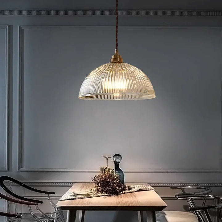 Lampa wisząca z kloszem ze szkła ryflowanego i mosiężnym mocowaniem