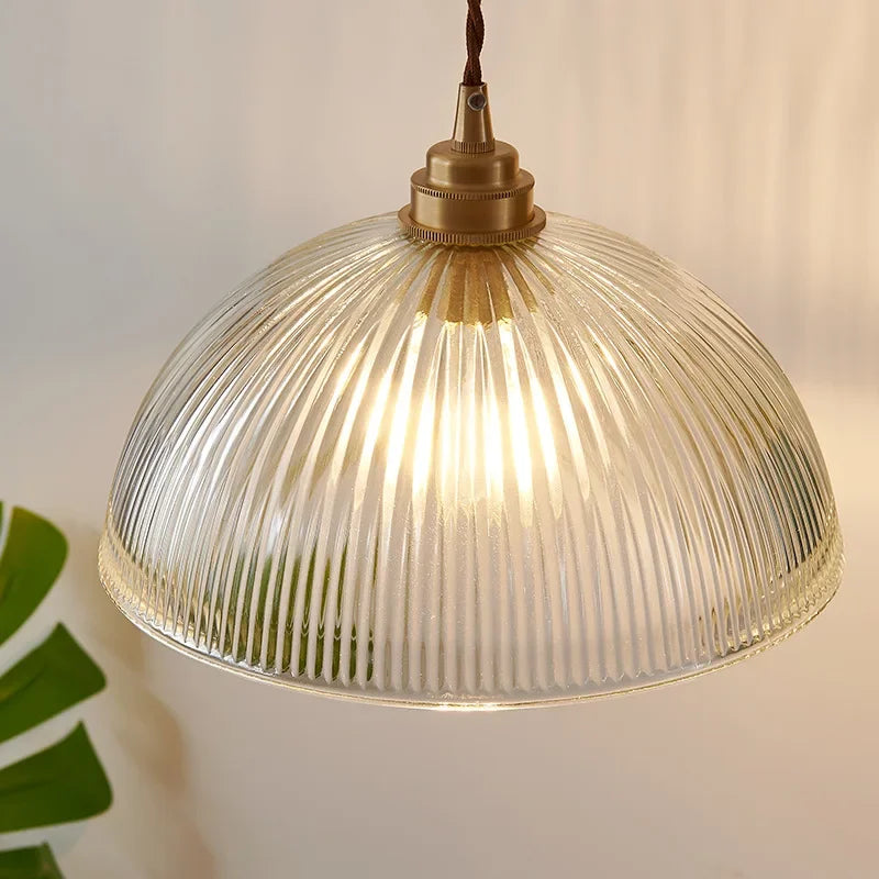 Lampa wisząca z kloszem ze szkła ryflowanego i mosiężnym mocowaniem