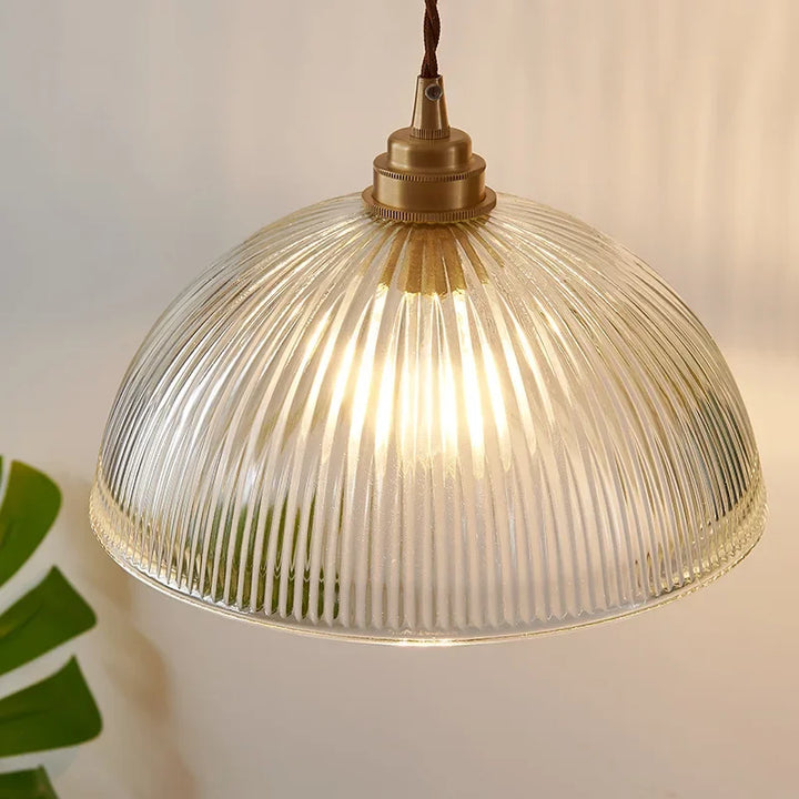 Lampa wisząca z kloszem ze szkła ryflowanego i mosiężnym mocowaniem