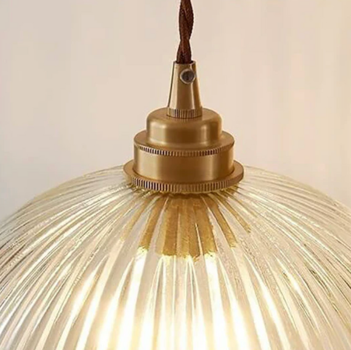 Lampa wisząca z kloszem ze szkła ryflowanego i mosiężnym mocowaniem