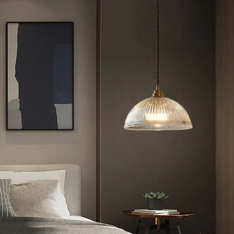 Lampa wisząca z kloszem ze szkła ryflowanego i mosiężnym mocowaniem