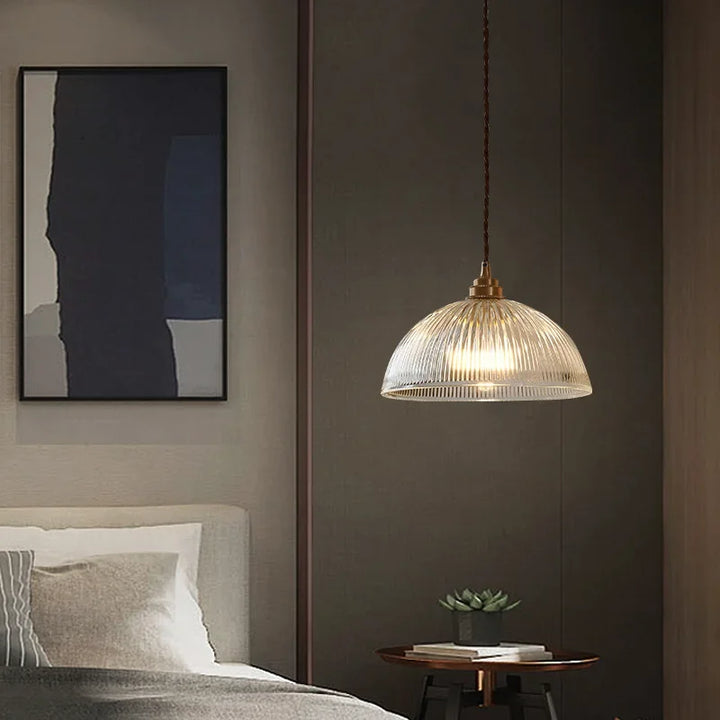 Lampa wisząca z kloszem ze szkła ryflowanego i mosiężnym mocowaniem